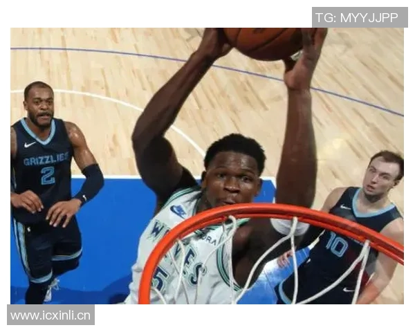 爱德华兹首节表现出色7投5中斩获12分并贡献1次抢断